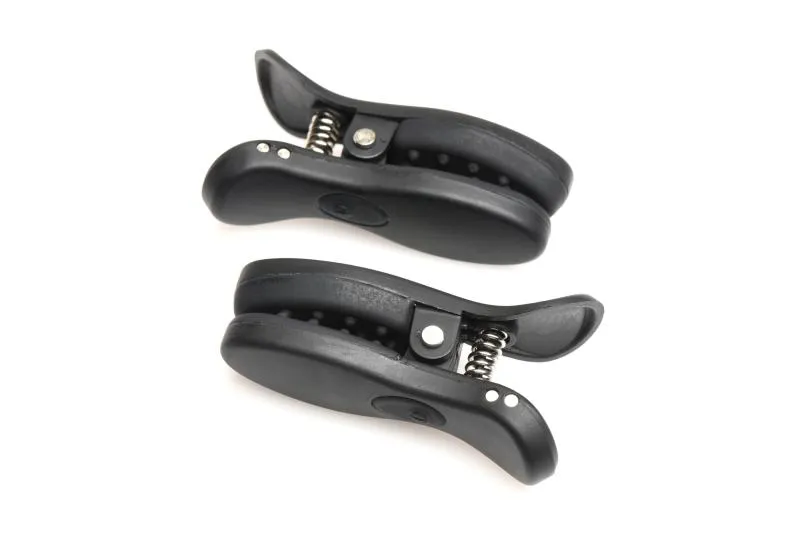 XR Brands - Dark Grip Vibrations-Brustwarzenklemmen - Schwarz