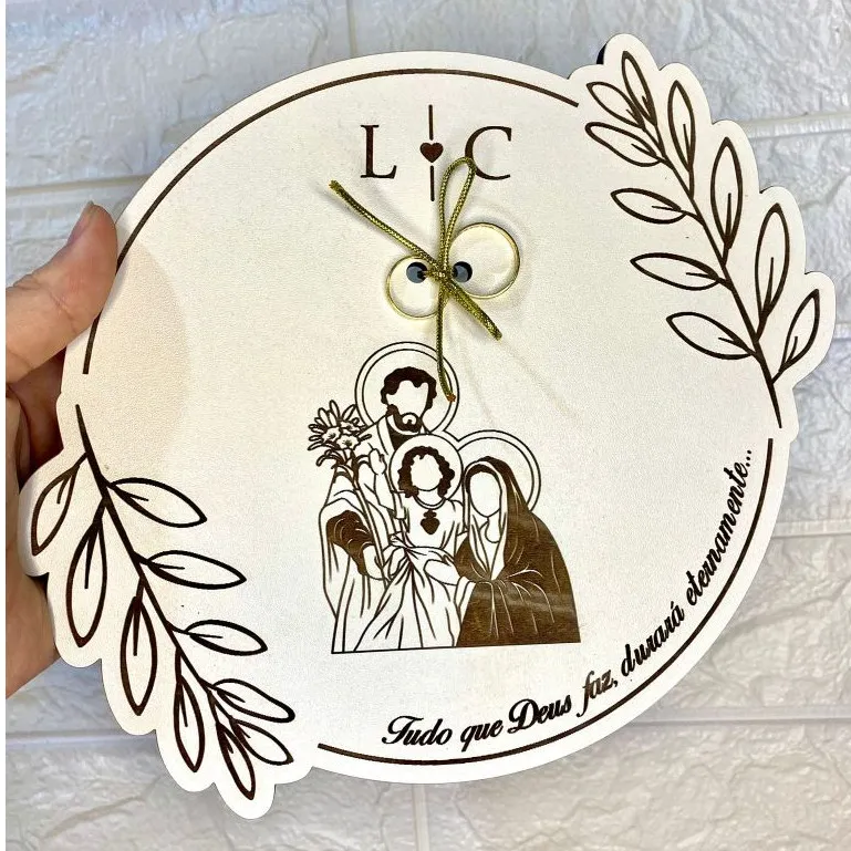 Porta Aliança Sagrada Família Personalizado com Iniciais - MDF Branco 25cm Porta Aliança Sagrada Família Personalizado com Iniciais - MDF Branco 25cm
