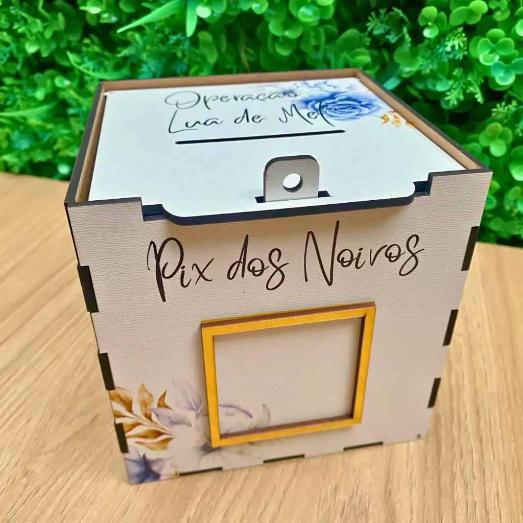 Caixa Pix para Casamento em MDF Branco 13x13cm com Flores Azuis - Corte da gravata Caixa Pix para Casamento em MDF Branco 13x13cm com Flores Azuis - Corte da gravata