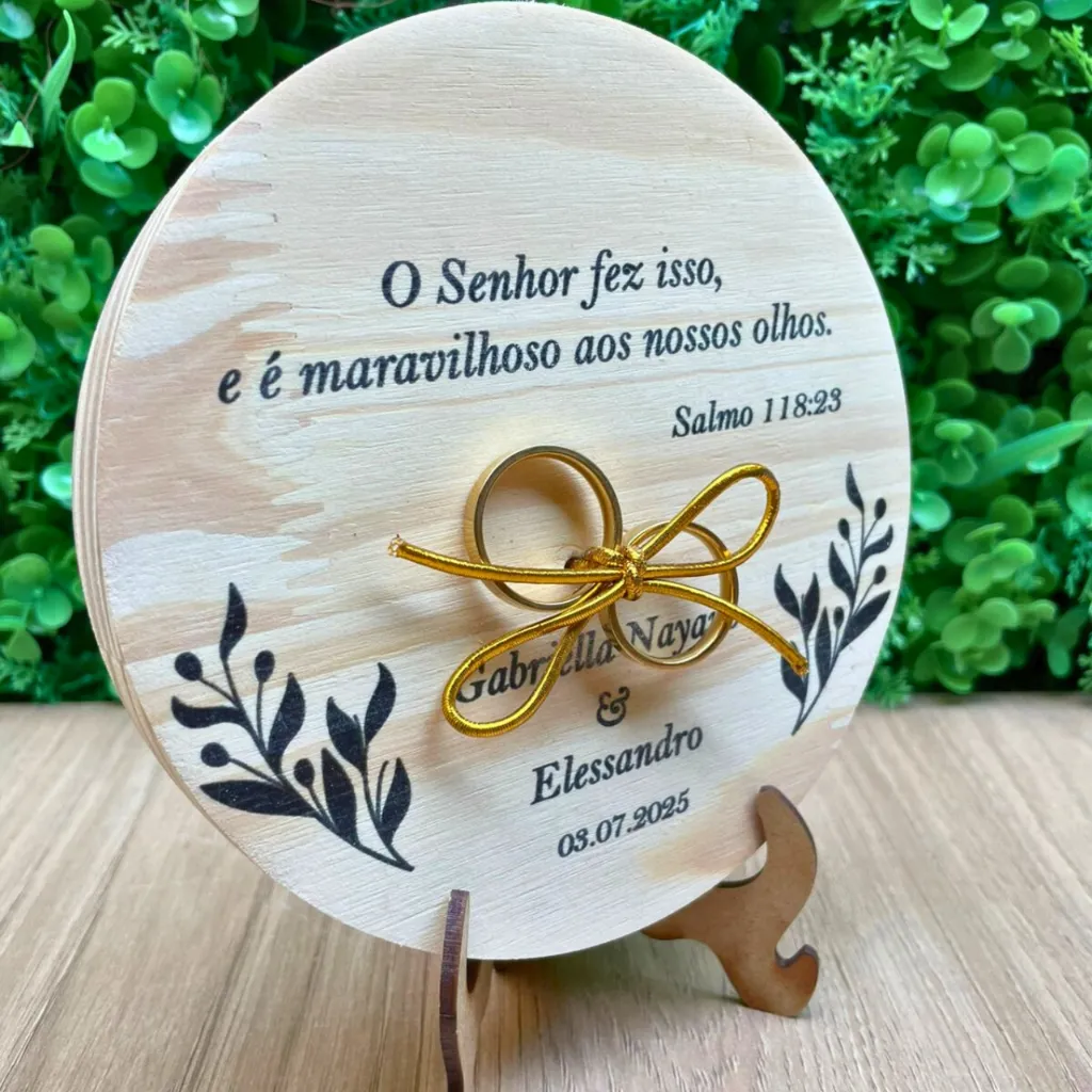 Porta Alianças Personalizado em Madeira com Nome e Frase Cristã – 15cm Porta Alianças Personalizado em Madeira com Nome e Frase Cristã – 15cm