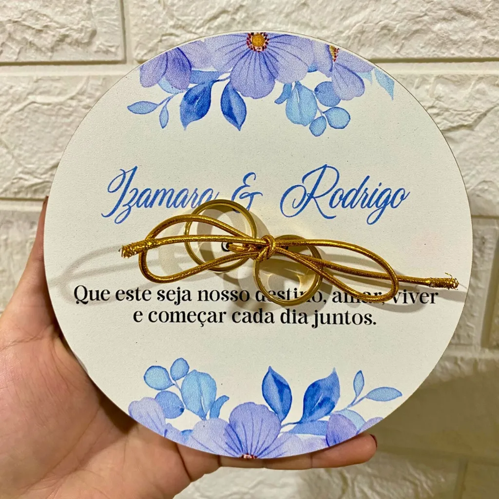 Porta Alianças MDF Branco Azul Serenity com Fita e Suporte – Personalizado Porta Alianças MDF Branco Azul Serenity com Fita e Suporte – Personalizado