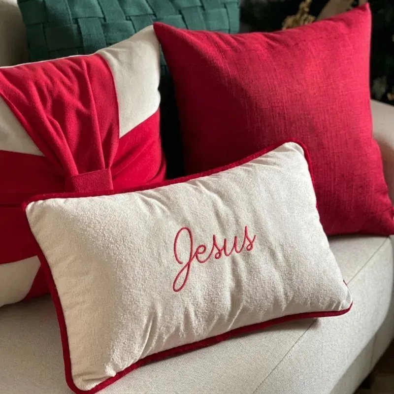 Capa De Almofada Decorativa Jesus Bordada Bouclé Off White Com Viés 30x50 Retangular Capa De Almofada Decorativa Jesus Bordada Bouclé Off White Com Viés 30x50 Retangular