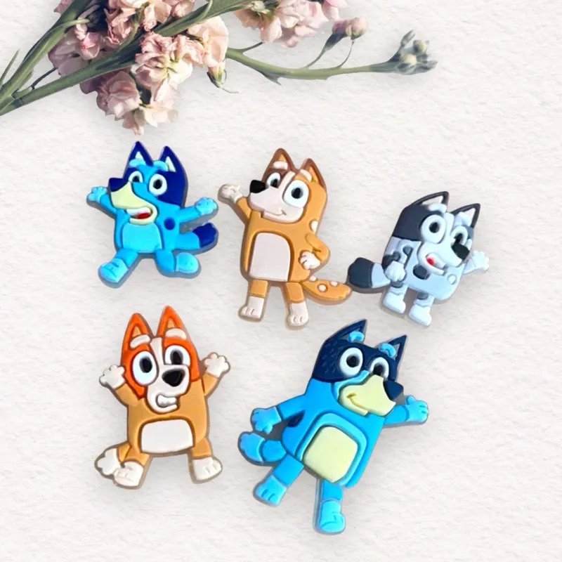 Botons Bluey e Bingo Emborrachados Kit Pins Variados 5 Peças Botons Bluey e Bingo Emborrachados Kit Pins Variados 5 Peças