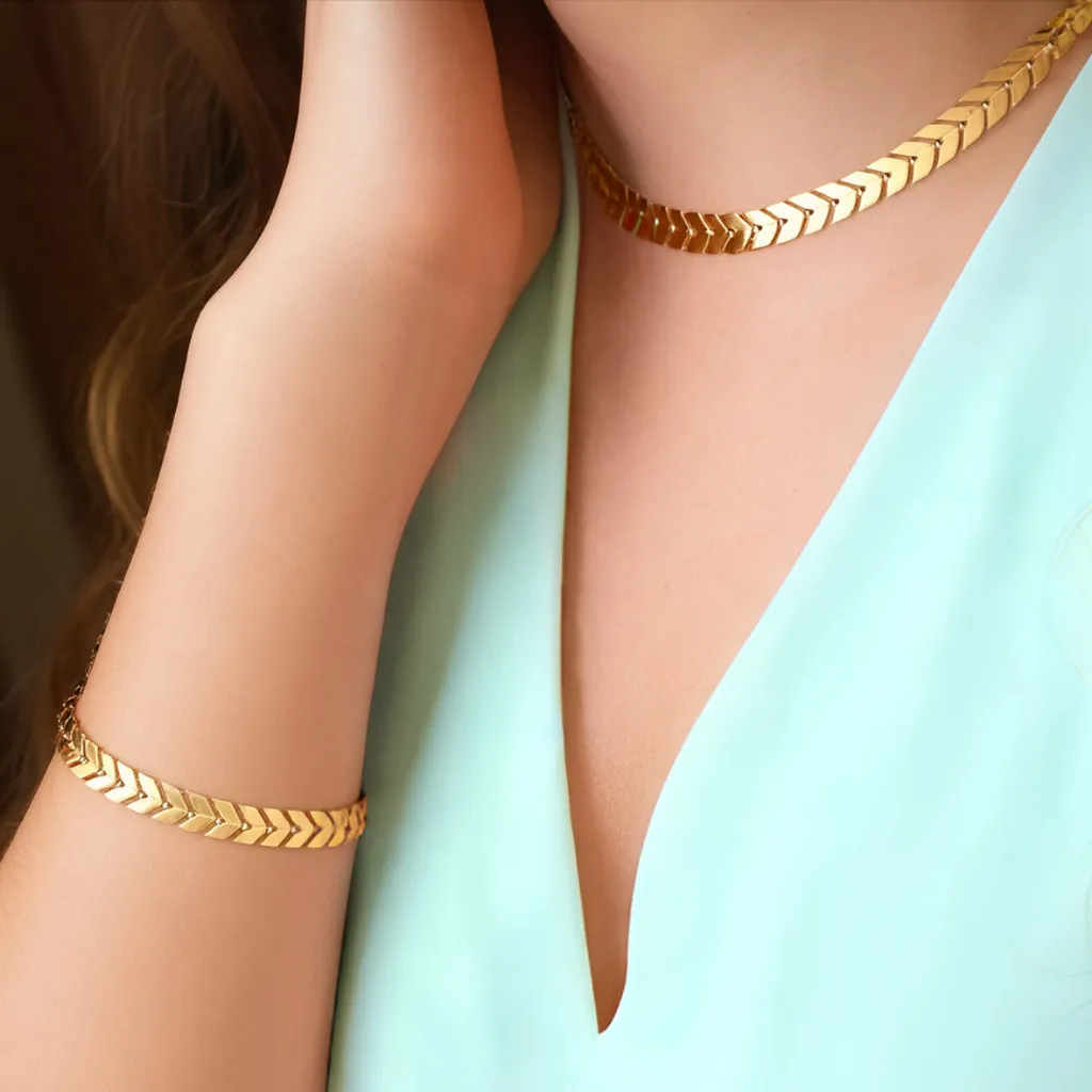Kit Conjunto Colar Choker e Pulseira Escama de Peixe Seta Banhado a Ouro 18k Antialérgico com Garantia Kit Conjunto Colar Choker e Pulseira Escama de Peixe Seta Banhado a Ouro 18k Antialérgico com Garantia