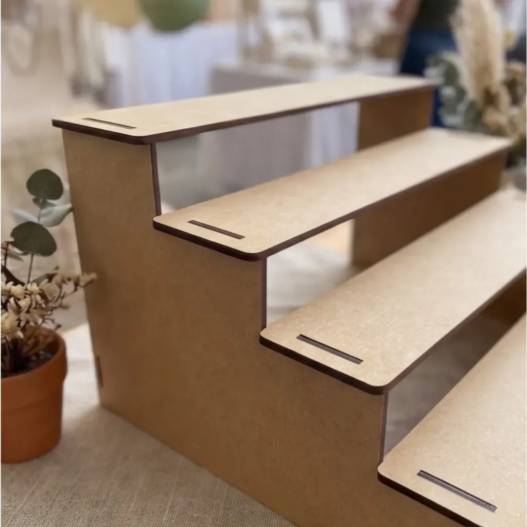 Expositor Escada MDF Cru 4 Andares Artesanato Bazar Stand Feira Lembrancinha 26x26 Personalizável Expositor Escada MDF Cru 4 Andares Artesanato Bazar Stand Feira Lembrancinha 26x26 Personalizável