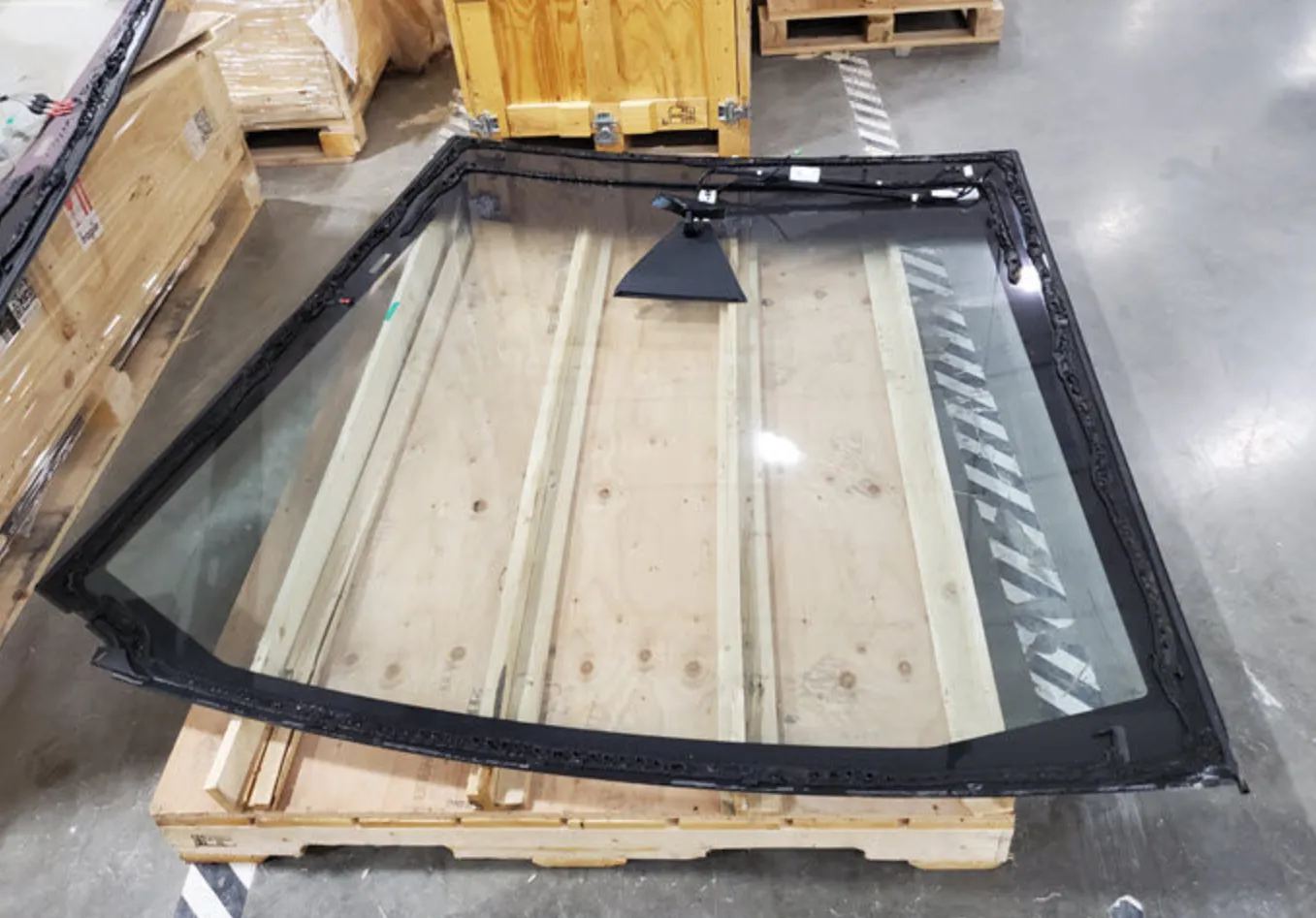 2040106-00-A Збірка лобового скла WINDSHIELD ASSEMBLY