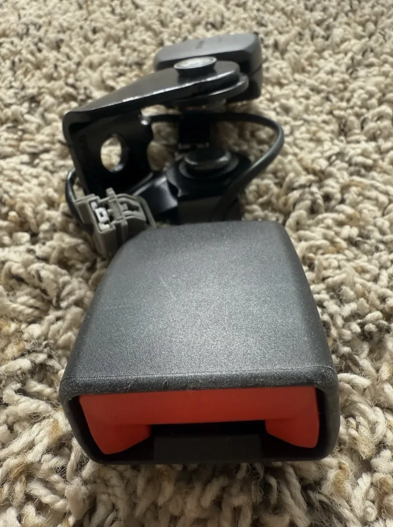 1836994-N1-B Лівий замок ременя безпеки другого ряду SECOND ROW – SEAT BELT BUCKLE – LEFT HAND