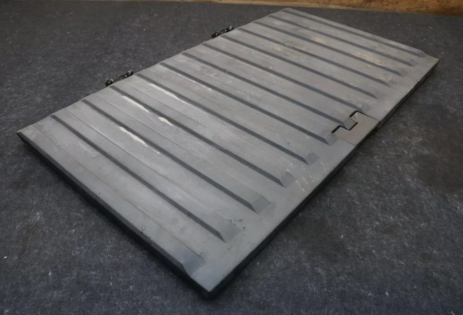 1872489-00-D Кришка відсіку сховища під кузовом (під вантажною платформою) UNDER BED COMPARTMENT TUB LID