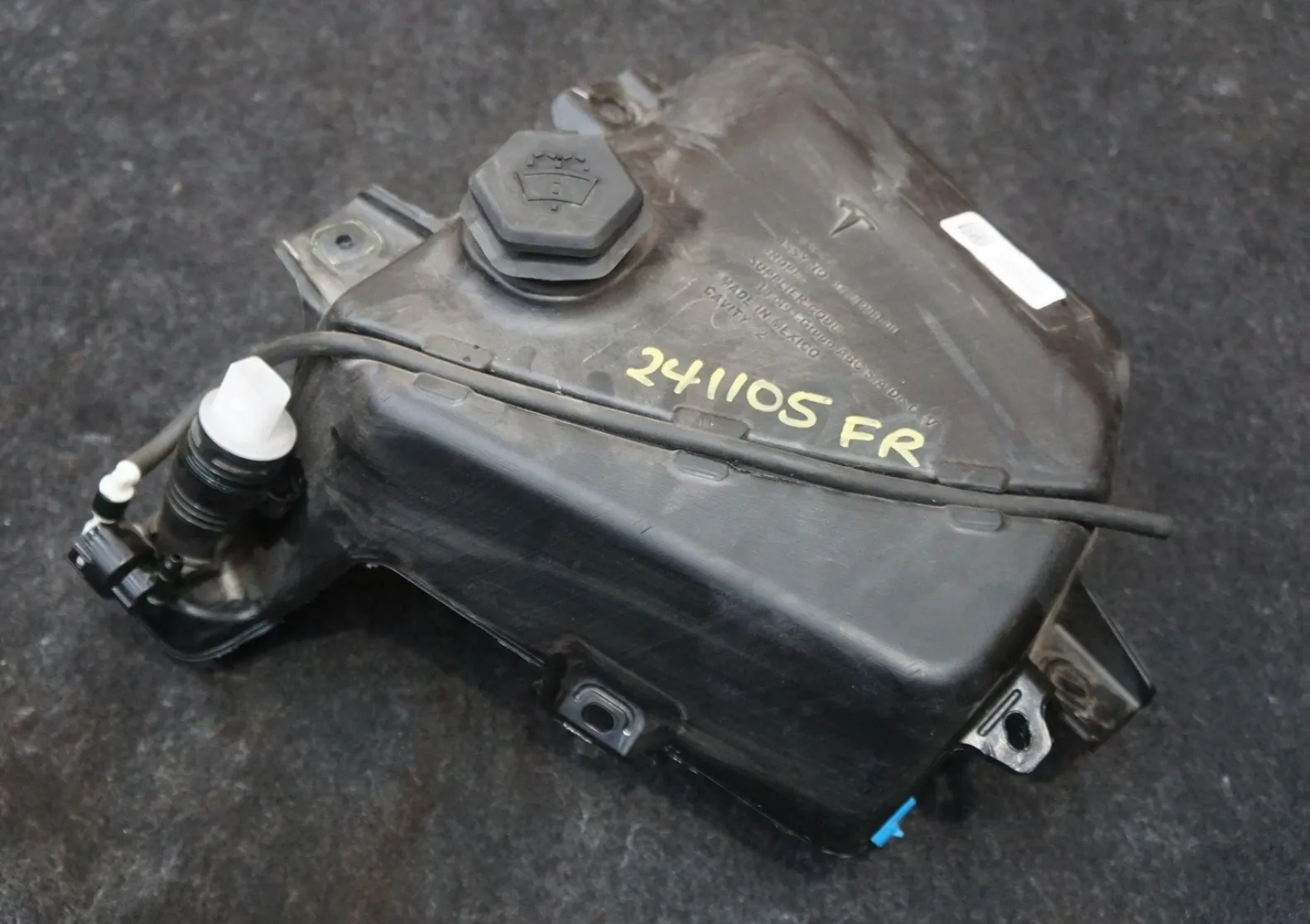 1670900-00-D Збірка бачка омивача WASHER TANK ASSEMBLY