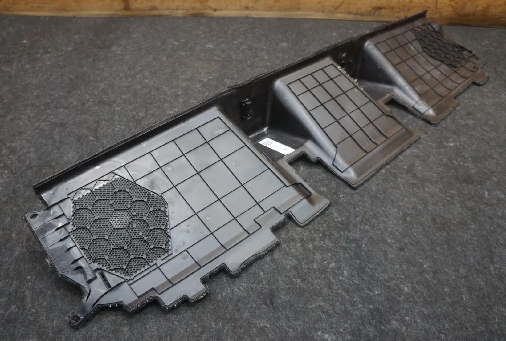 1877889-99-D Нижня обшивка задньої стінки REAR WALL LOWER TRIM