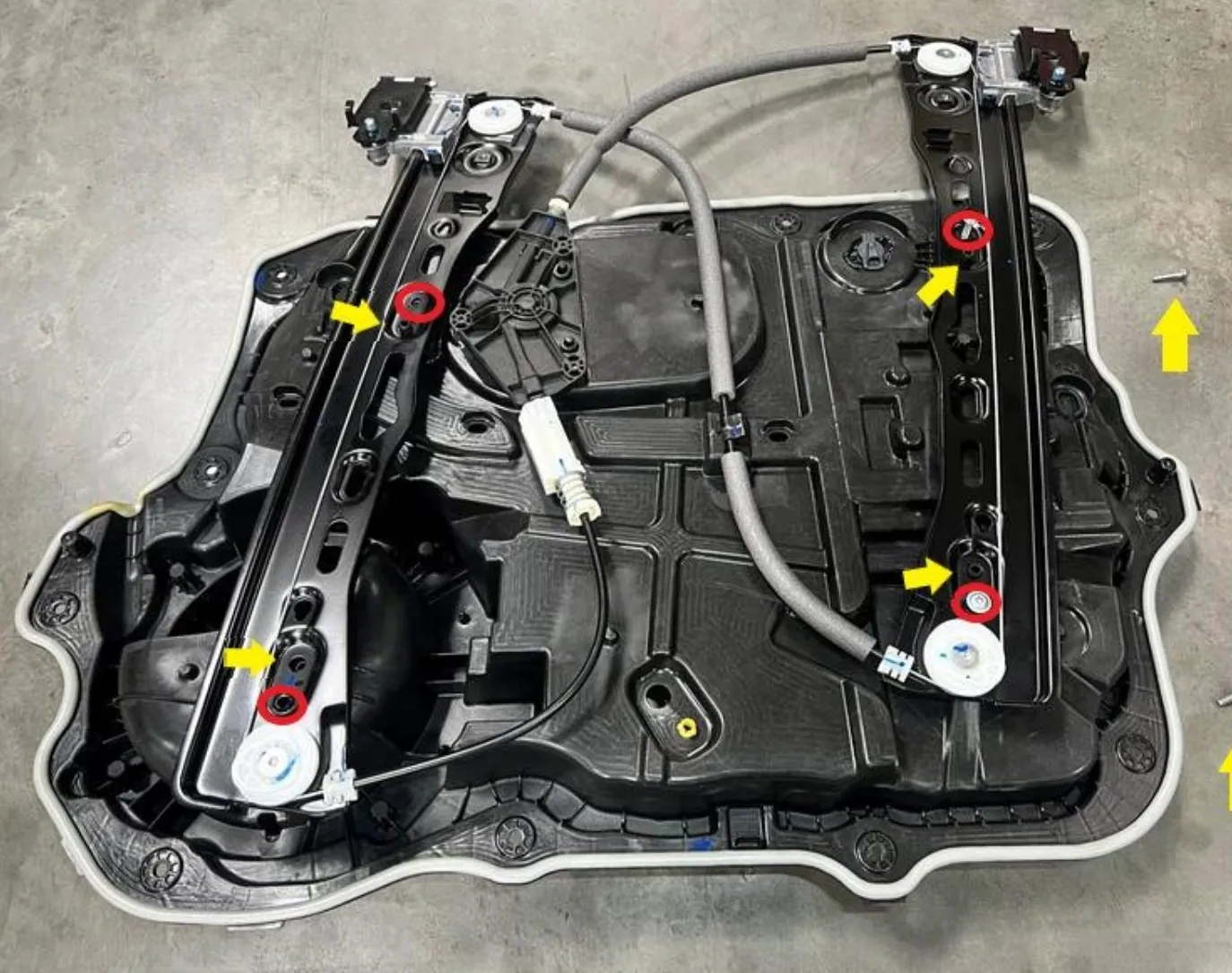1873118-00-D Закриваюча (завершальна) панель задня ліва CLOSEOUT PANEL – REAR – LEFT HAND