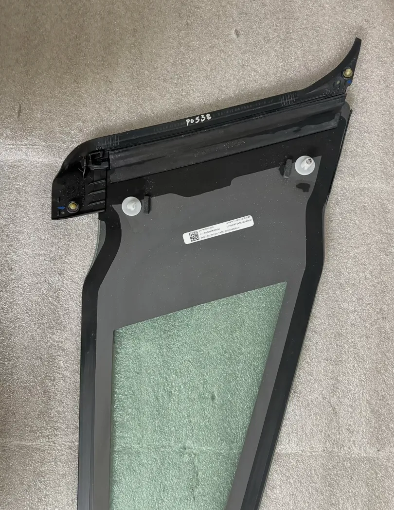 1818075-00-B Збірка переднього правого кутового скла FRONT QUARTER GLASS ASSEMBLY – RIGHT HAND