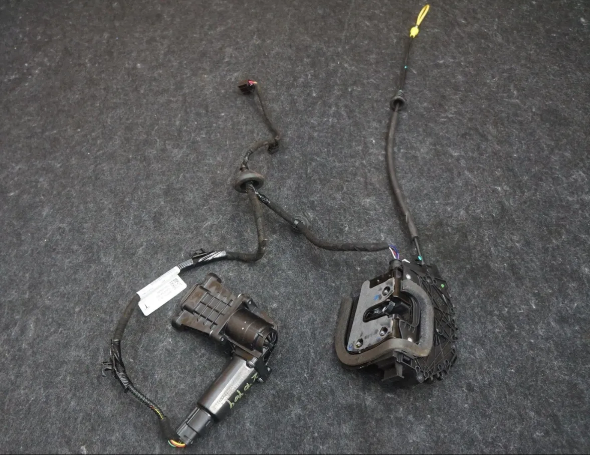 1852219-00-D Засувка (замок) задніх правих дверей DOOR LATCH – REAR RIGHT HAND