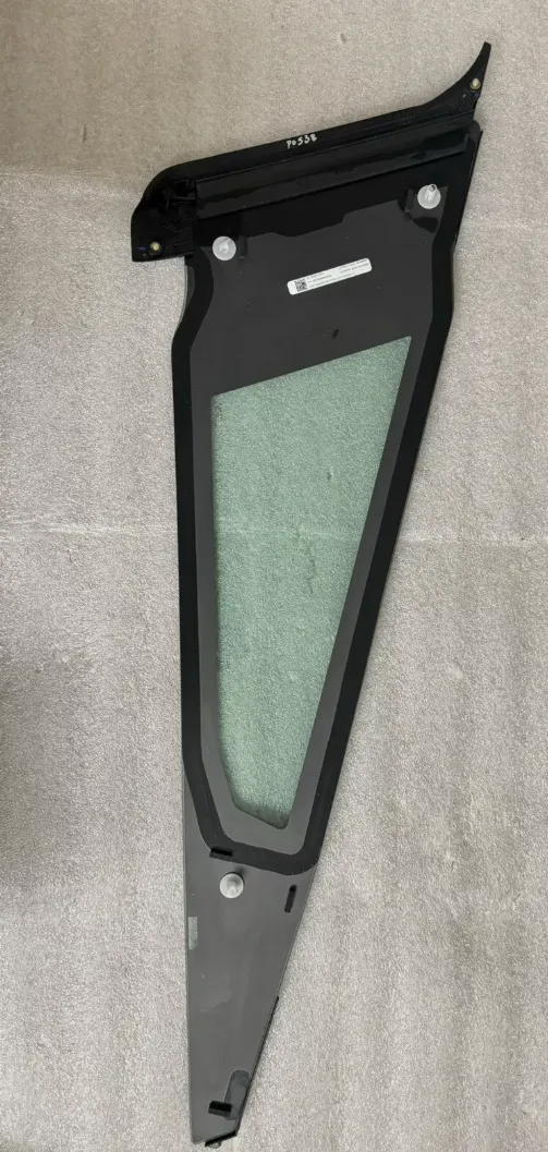1818075-00-B Збірка переднього правого кутового скла FRONT QUARTER GLASS ASSEMBLY – RIGHT HAND