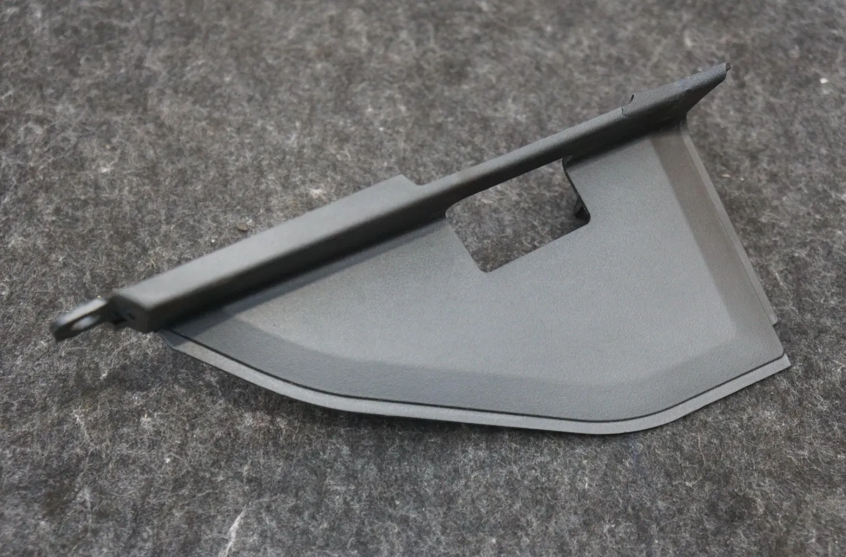 1922106-00-D Накладка-заглушка заднього ліхтаря – права сторона REAR LAMP CLOSEOUT APPLIQUE – RIGHT HAND