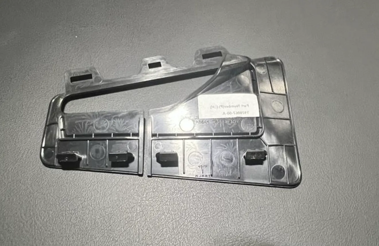 1928068-00-C Облицювання верхньої частини центральної стійки (B-подібної) – права сторона B-PILLAR UPPER TRIM BEZEL – RIGHT HAND