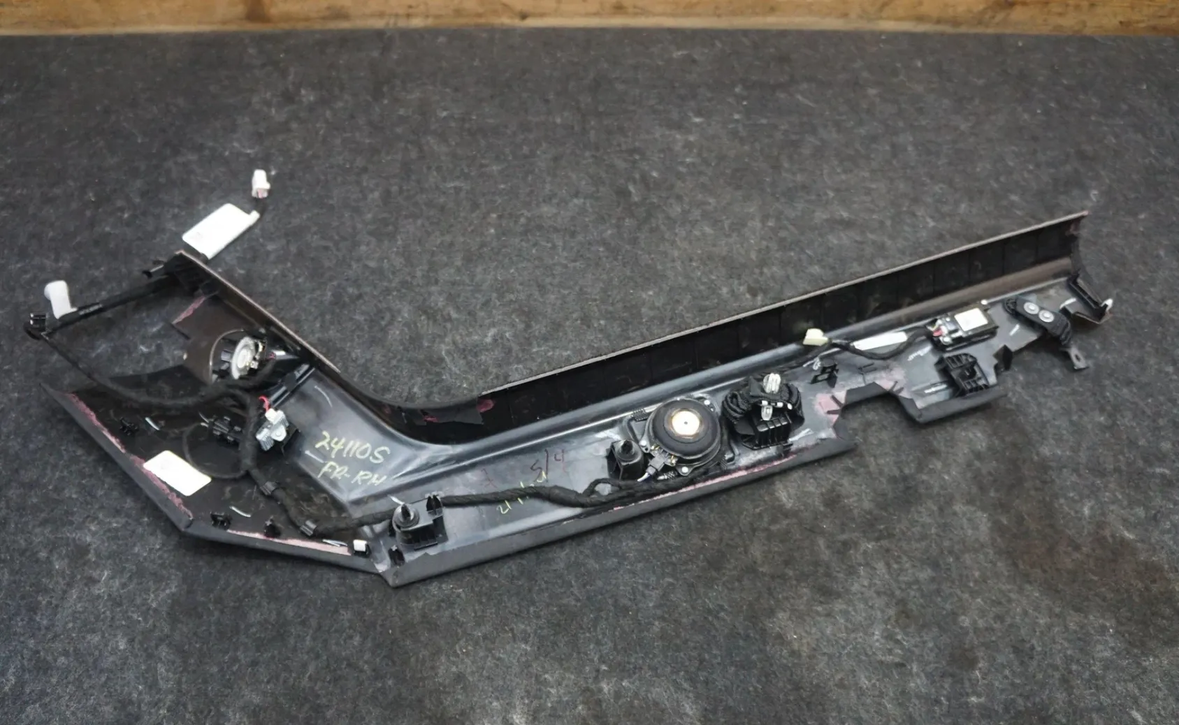 1905519-90-E Оздоблення верхньої частини передньої правої стійки (A-подібної) A-PILLAR UPPER TRIM RIGHT