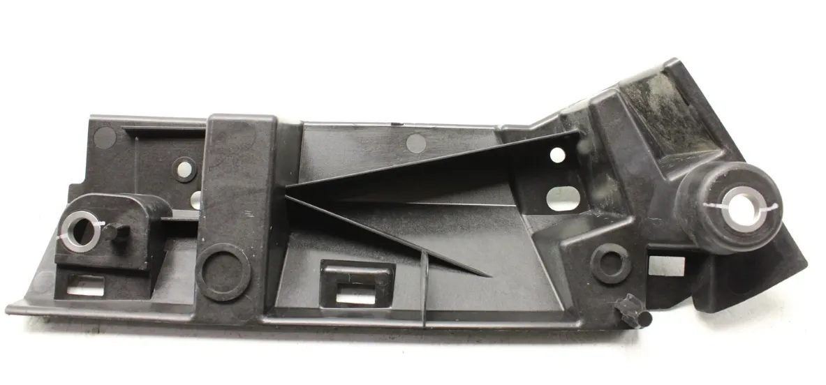 1813698-00-D Кріплення (опора) задньої частини лівої накладки-розширювача заднього крила CARRIER – REAR FENDER FLARE AFT – LEFT HAND