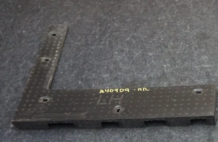 1684650-00-C Лівий центральний кронштейн підніжки облицювання FASCIA STEP BRACKET CENTER – LEFT HAND