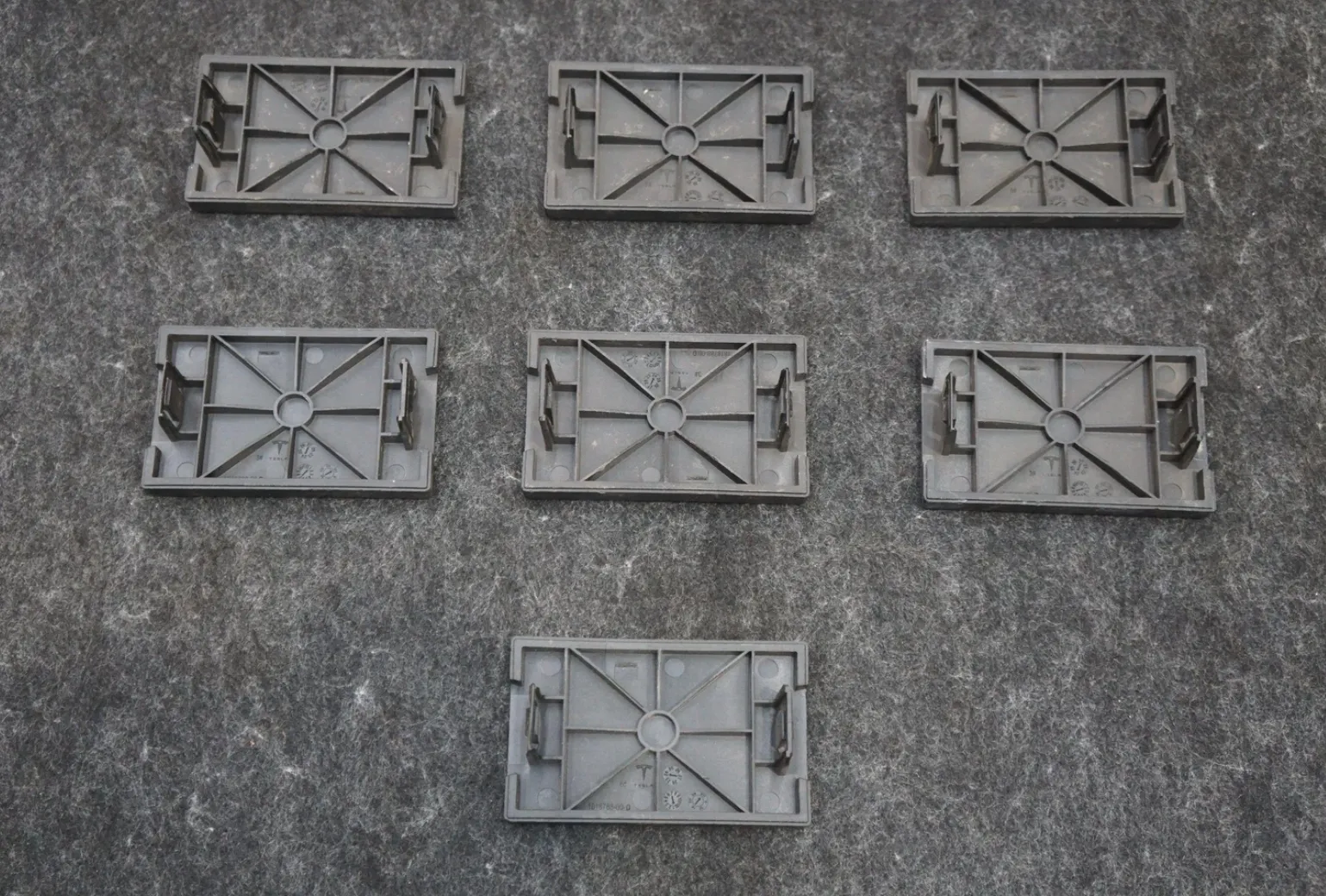 1818788-00-D Кришка кріплення підлоги вантажної платформи BED FLOOR FASTENER CAP