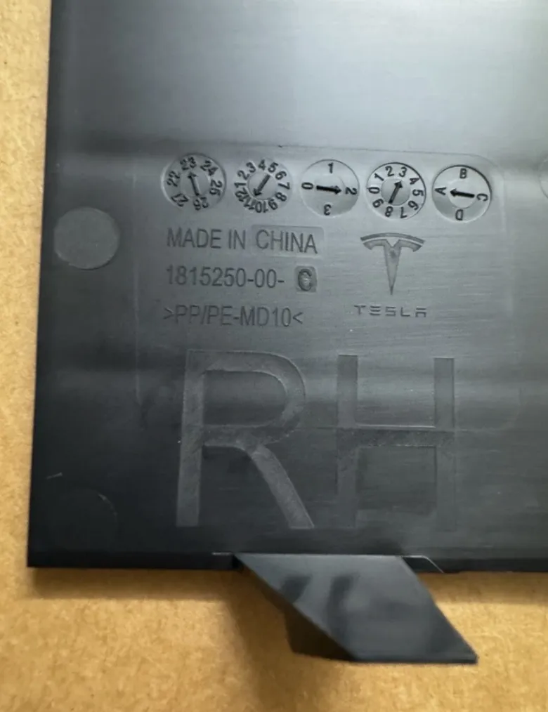 1815273-00-C Права нижня заглушка буксирувального вушка LOWER TOW EYE CAP – RIGHT HAND