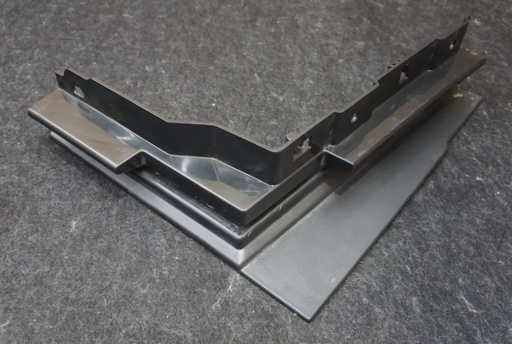 1800643-00-C Лівий кронштейн бокової частини кузова BODY SIDE BRACKET – LEFT HAND