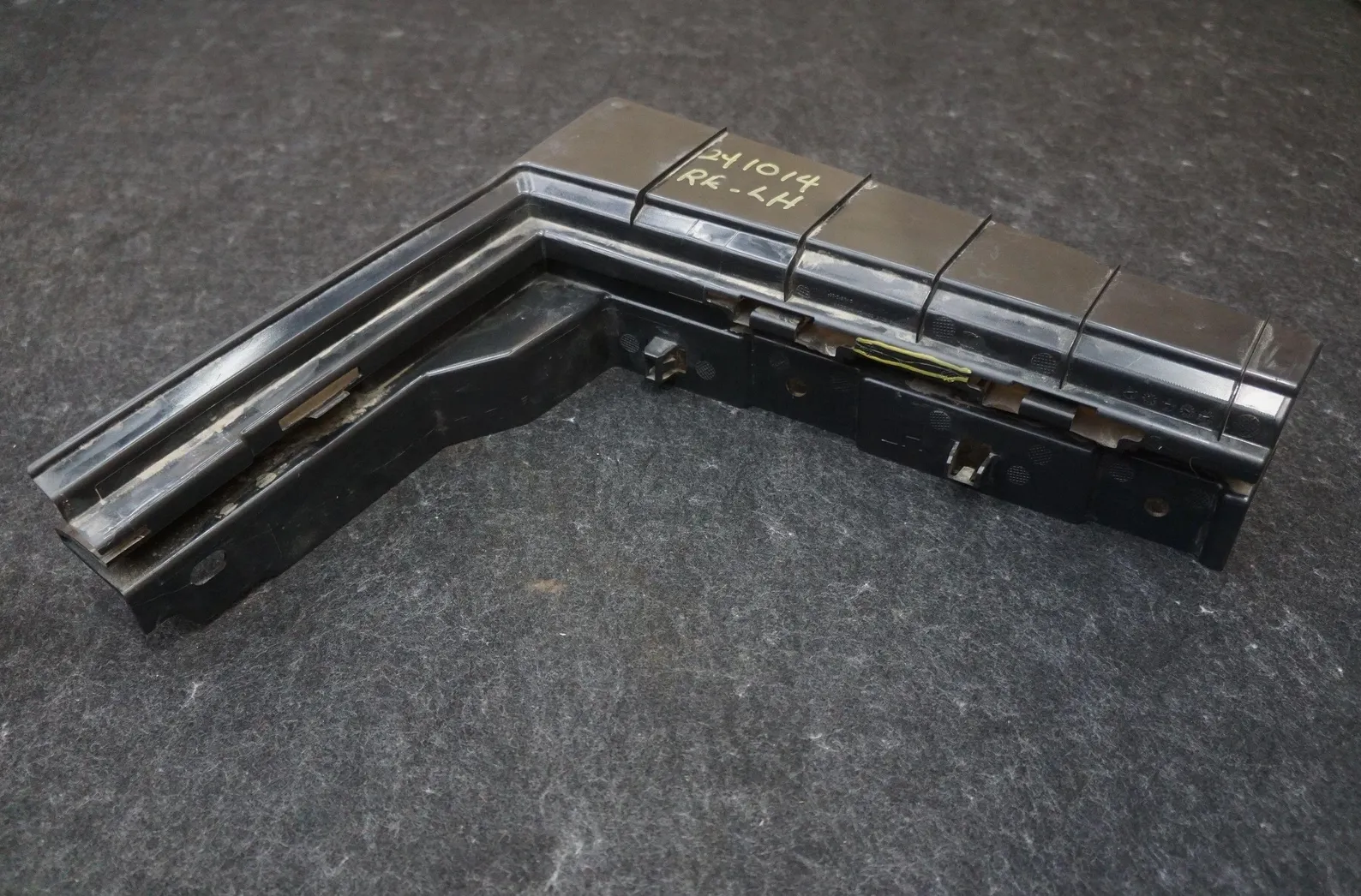 1800643-00-C Лівий кронштейн бокової частини кузова BODY SIDE BRACKET – LEFT HAND