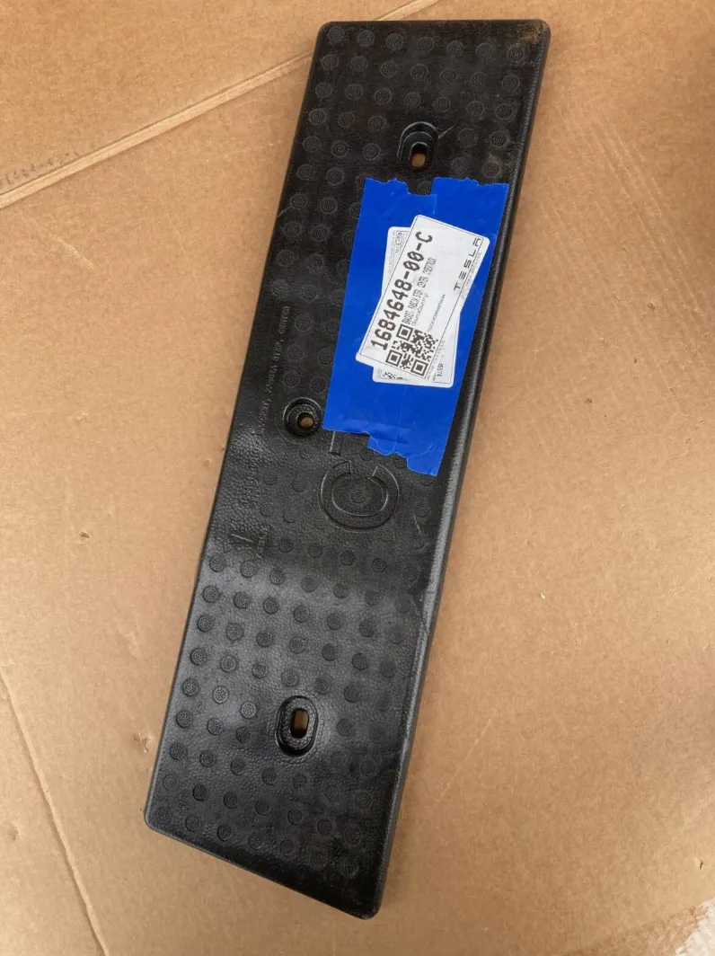 1684648-00-C Центральний кронштейн підніжки облицювання FASCIA STEP BRACKET – CENTER