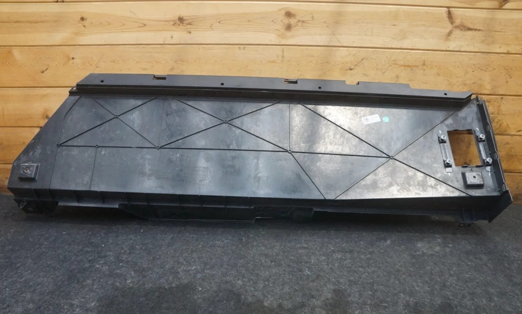 1817884-00-F Нижня бокова стінка вантажної платформи — ліва сторона LOWER BED SIDE WALL – LEFT HAND
