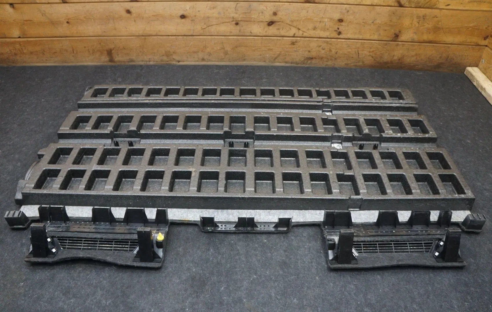 1877871-00-F Збірка заднього килимка REAR CARPET ASSEMBLY
