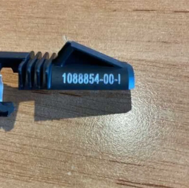 1088854-00-I Напрямна регулятора висоти сидіння другого ряду — права сторона SECOND ROW HEIGHT ADJUSTER GUIDE – RIGHT HAND