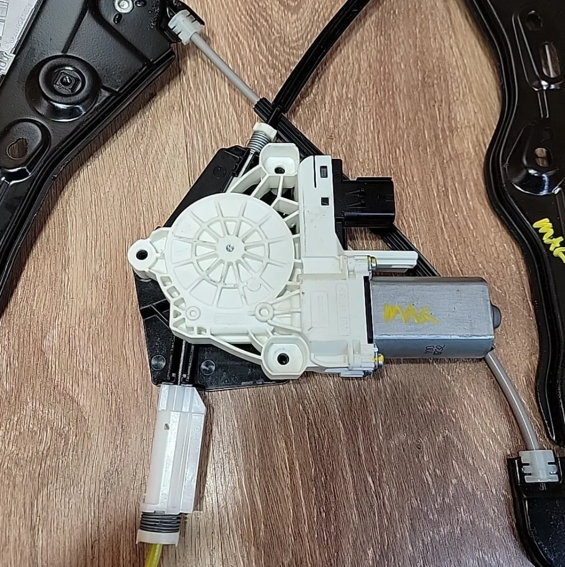 1873123-00-C Механізм склопідйомника задніх правих дверей WINDOW REGULATOR MECHANISM – REAR – RIGHT HAND