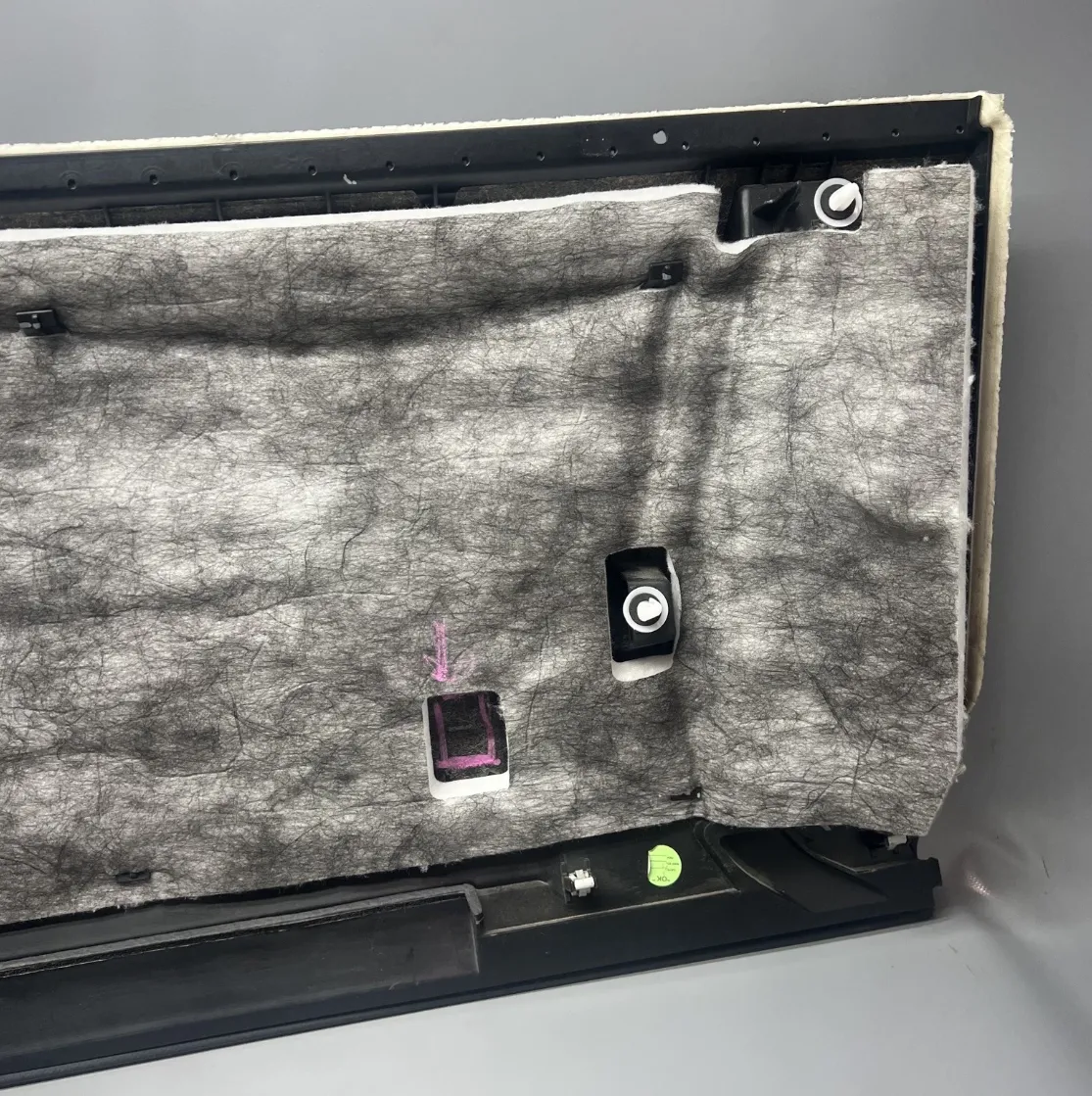 1819654-02-E Верхня накладка приладової панелі зі штучної замші INSTRUMENT PANEL – TOP PAD ASSEMBLY – SUEDE
