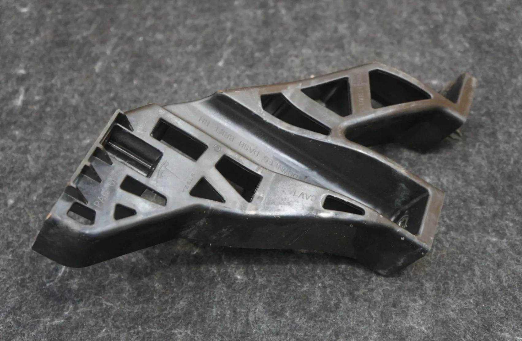 1807268-00-F Кронштейн нижньої стійки приладової панелі — правий IP DOWNLEG BRACKET – RIGHT HAND