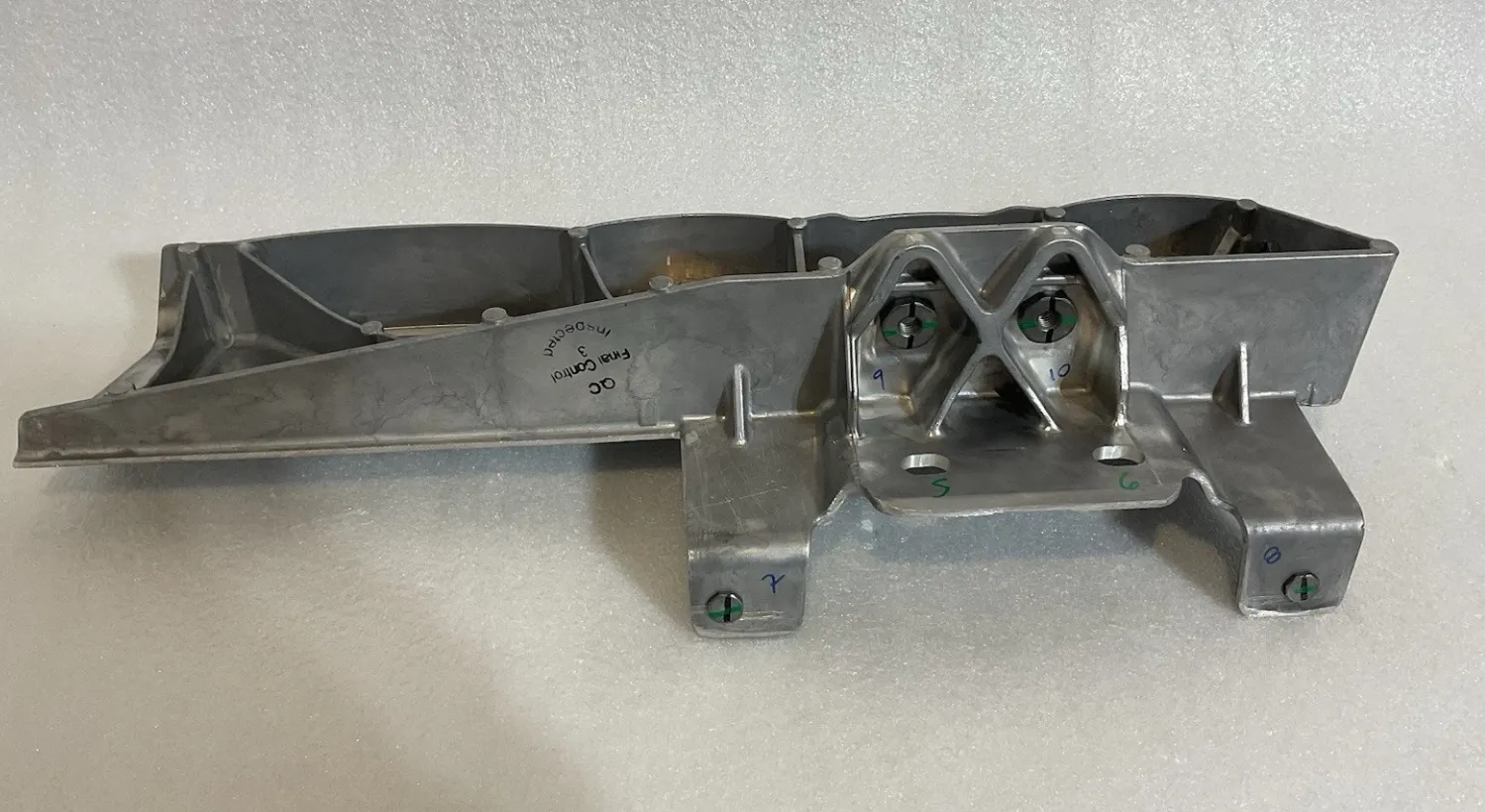 1849709-00-H Збірка литого бампера — ліва сторона CAST BUMPER ASSEMBLY – LEFT HAND