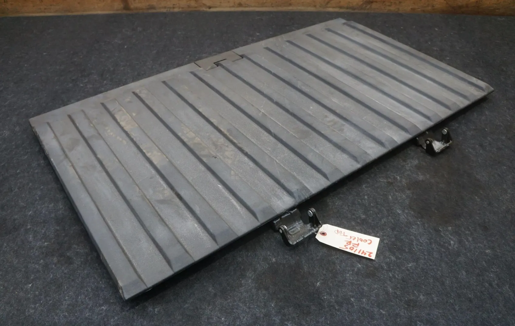 1872489-00-D Кришка відсіку сховища під кузовом (під вантажною платформою) UNDER BED COMPARTMENT TUB LID