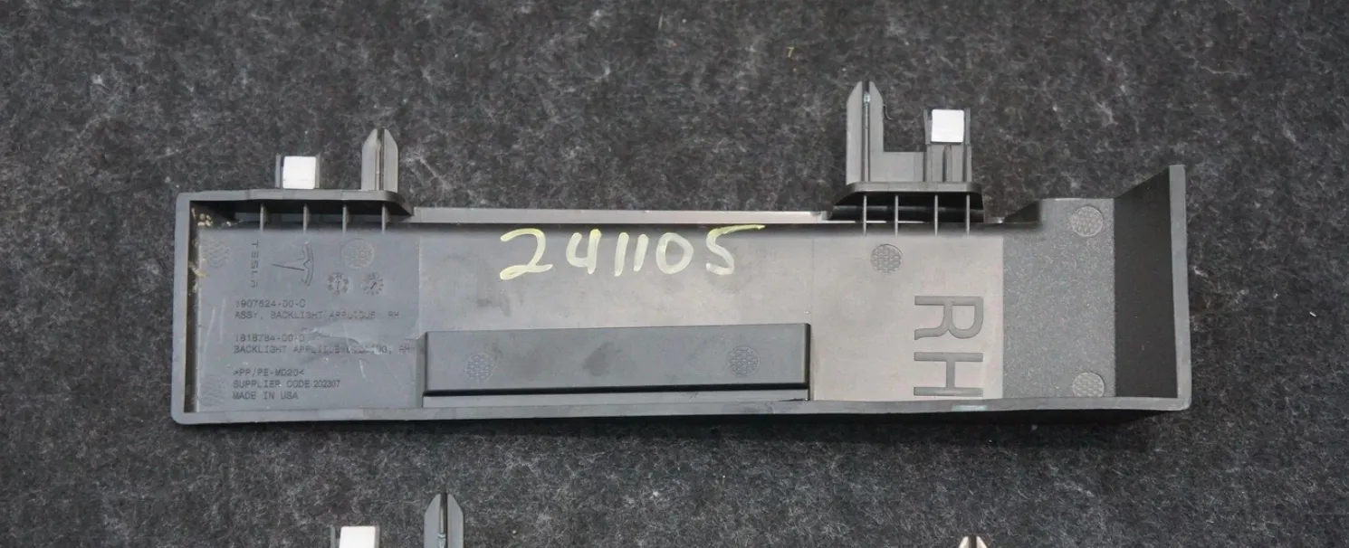 1907624-00-C Права збірка декоративної накладки заднього скла BACKLITE APPLIQUE ASSEMBLY – RIGHT HAND