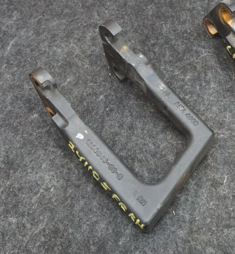 1250543-00-B Буксирувальний гак — права сторона RECOVERY HOOK – RIGHT HAND