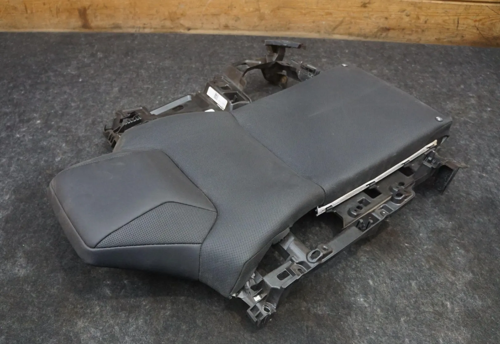 4098874-T1-A Збірка спинки сидіння другого ряду — ліва сторона SECOND ROW SEAT BACK ASSEMBLY – LEFT HAND