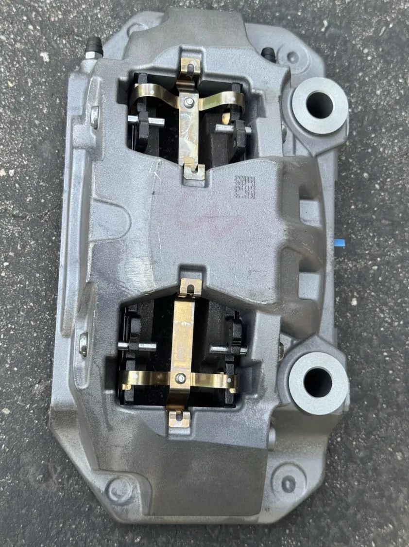 1250621-00-D Передній гальмівний супорт – ліва сторона FRONT BRAKE CALIPER – LEFT HAND