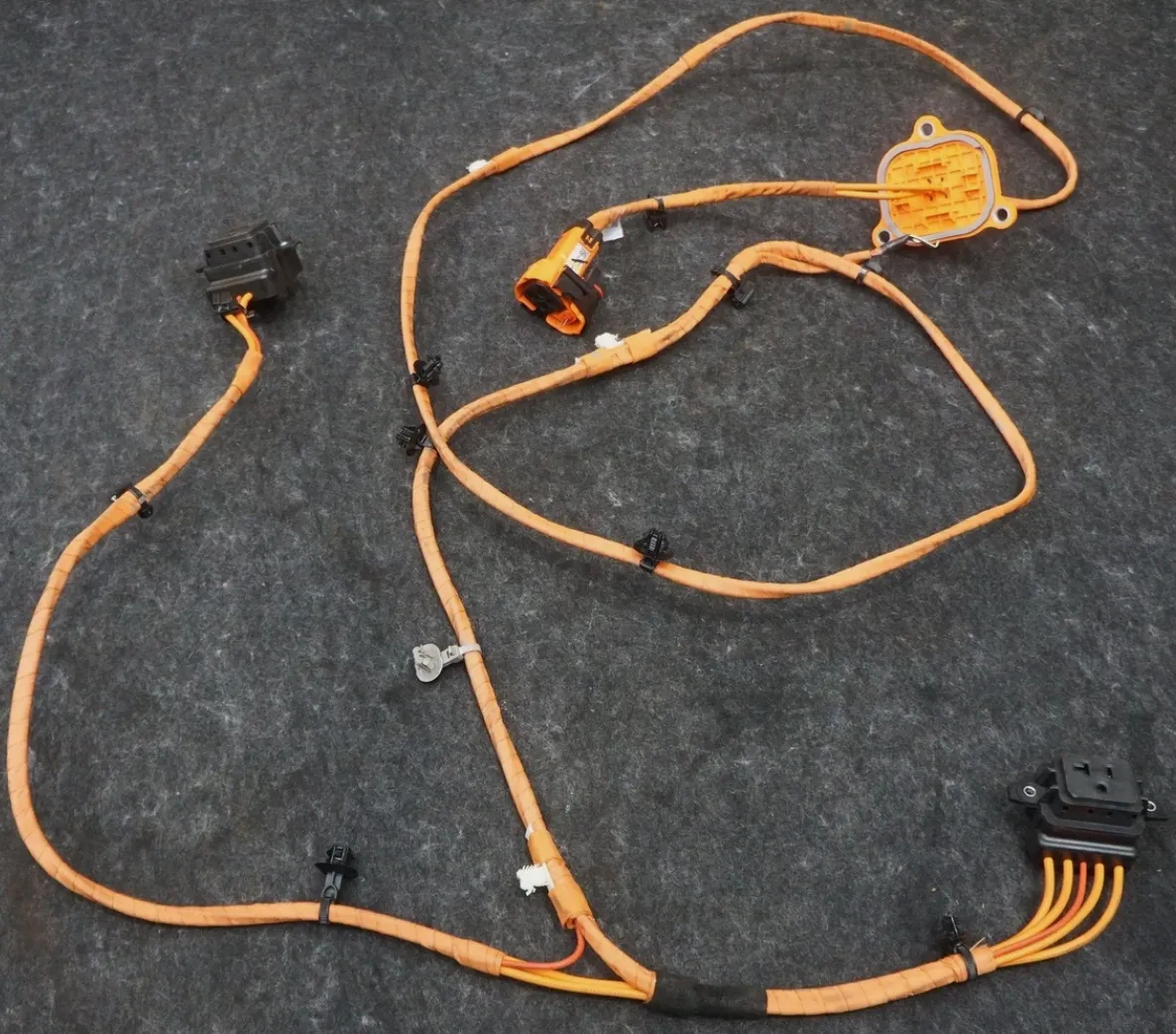 1901510-00-B Високовольтний джгут – виходи в салоні CABIN OUTLETS – HIGH VOLTAGE HARNESS