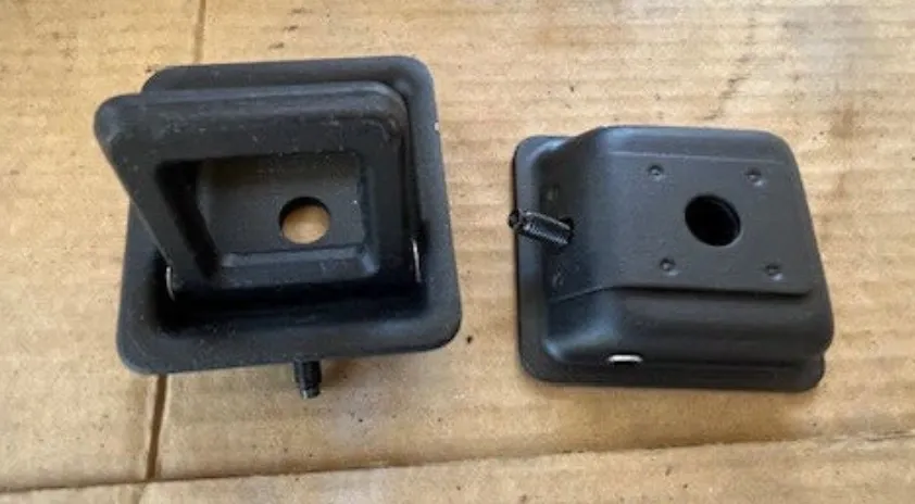 1878868-00-E Збірка кованого кріплення для фіксації вантажу у кузові FORGED BED TIEDOWN ASSEMBLY