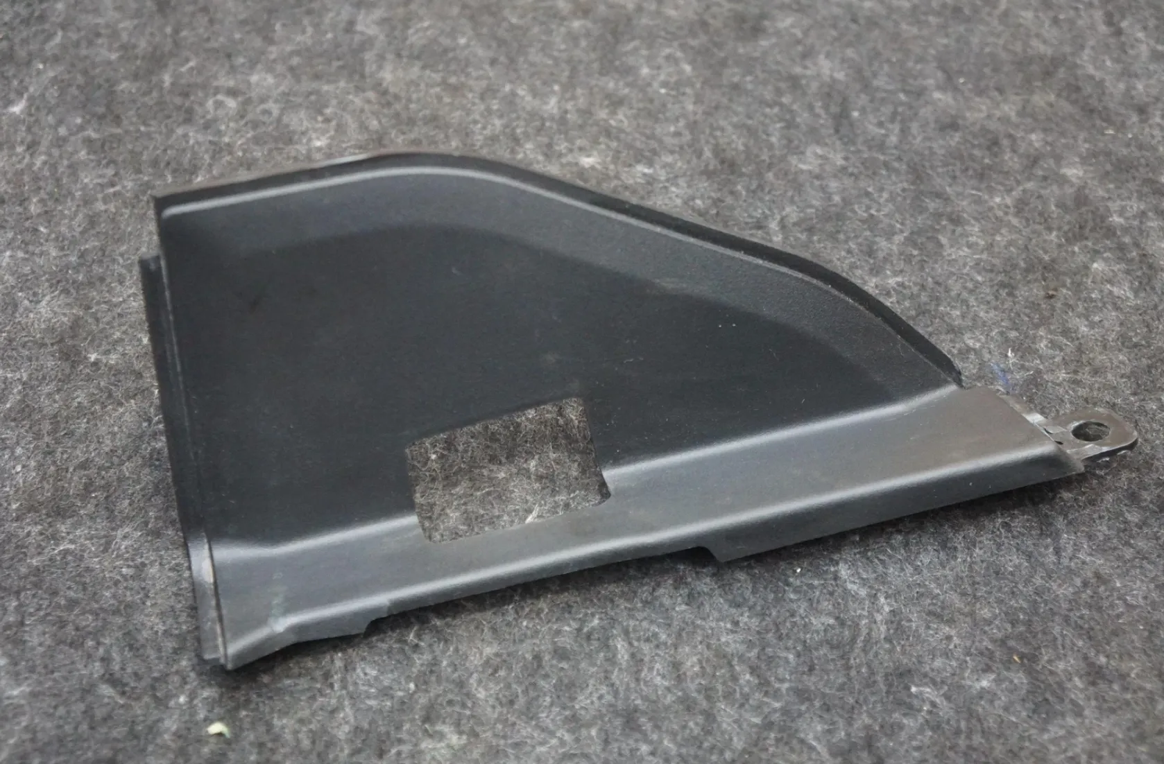1922106-00-D Накладка-заглушка заднього ліхтаря – права сторона REAR LAMP CLOSEOUT APPLIQUE – RIGHT HAND