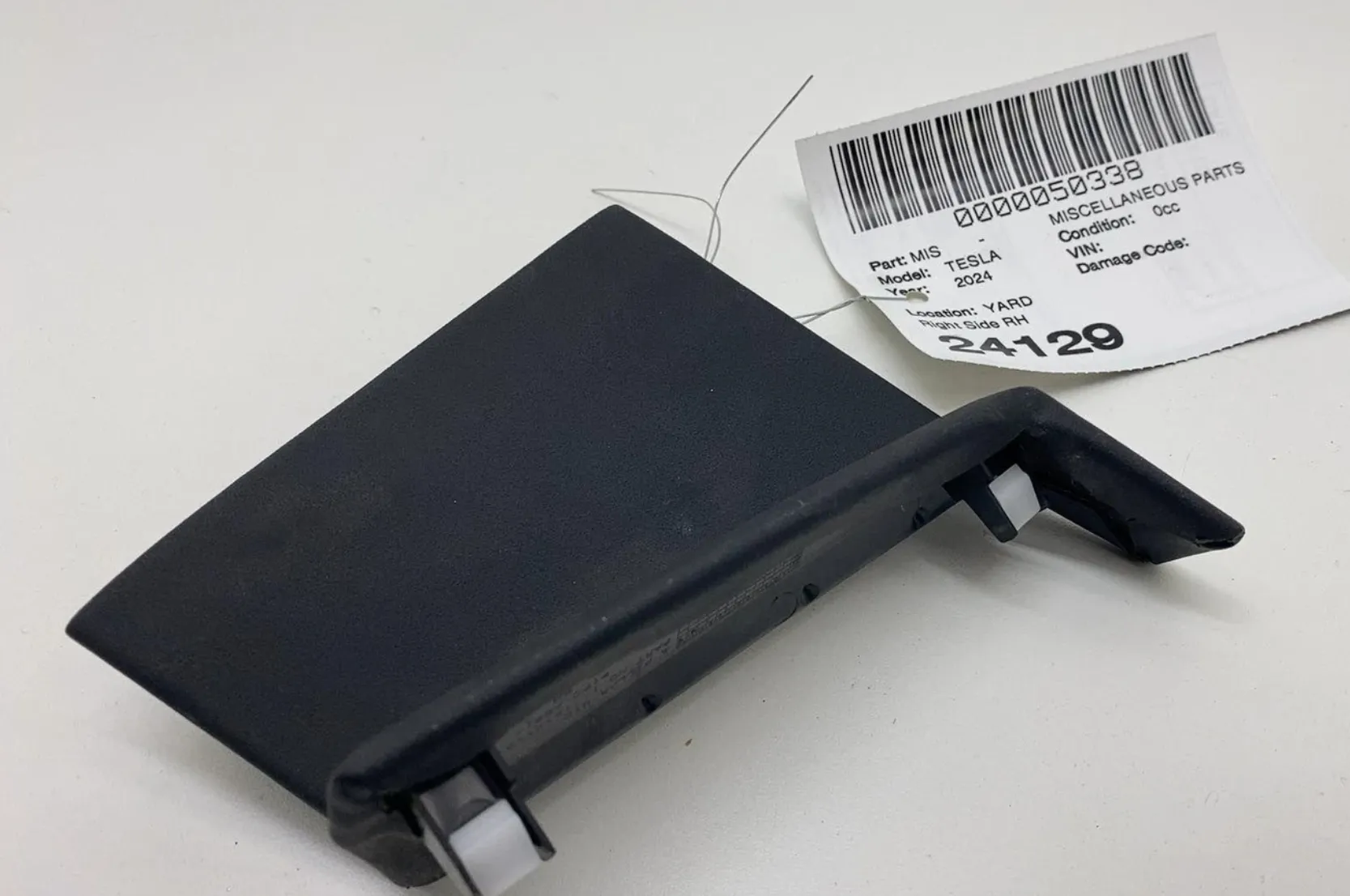 1905511-60-B Оздоблення середньої частини передньої правої стійки (A-подібної) A-PILLAR MIDDLE TRIM RIGHT