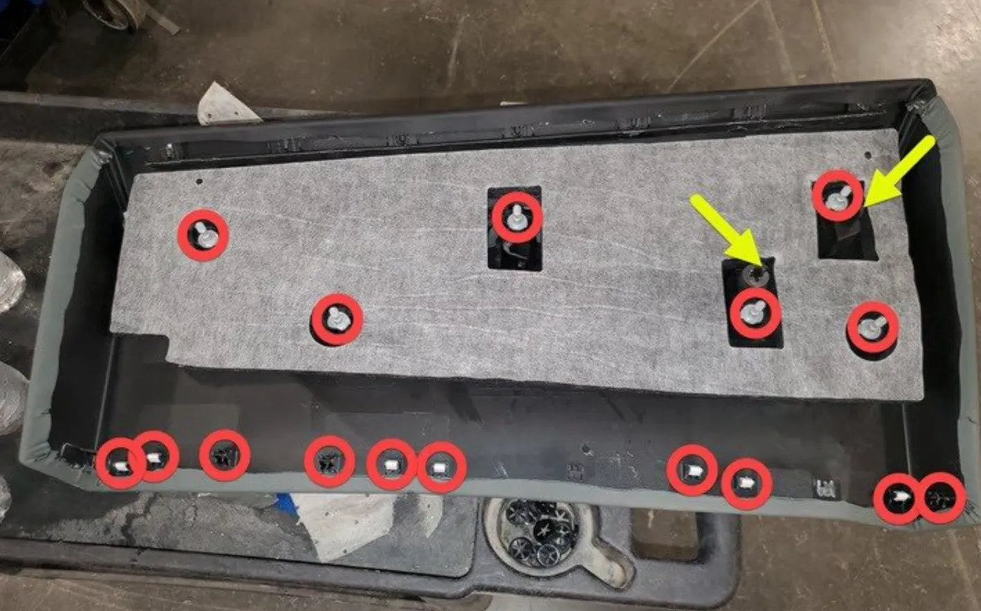 1820495-03-E Поясний молдинг — сірий — задній права сторона BELTLINE ASSEMBLY – GREY – REAR RIGHT HAND