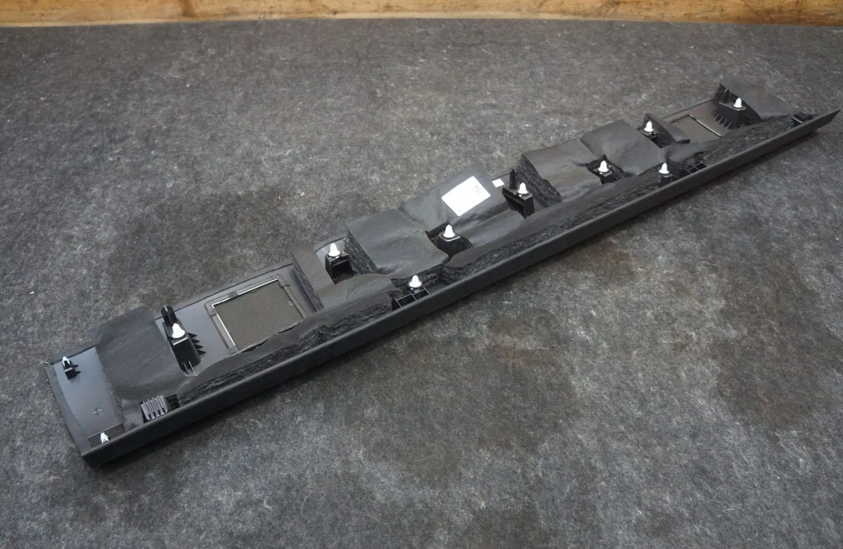 1902893-00-D Задня верхня обшивка (карнизна обшивка) REAR HEADER TRIM