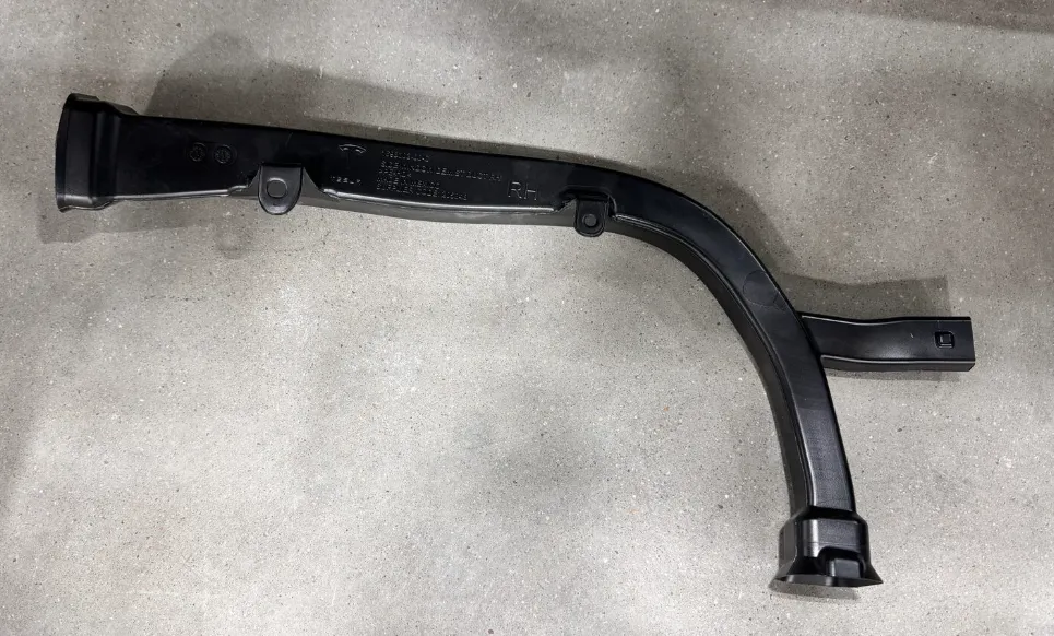 1693003-00-C Повітропровід обігріву бокового вікна — правий бік SIDE WINDOW DEMIST DUCT – RIGHT HAND