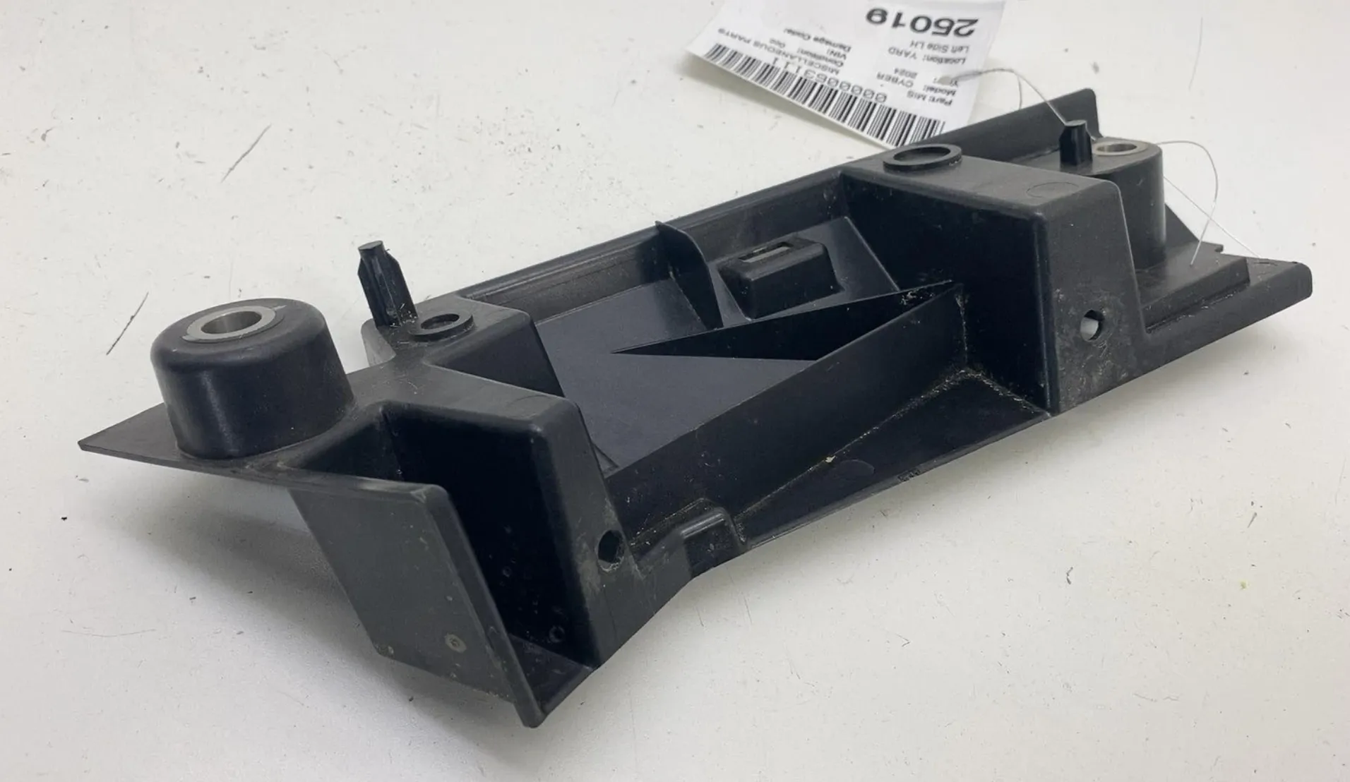 1813698-00-D Кріплення (опора) задньої частини лівої накладки-розширювача заднього крила CARRIER – REAR FENDER FLARE AFT – LEFT HAND