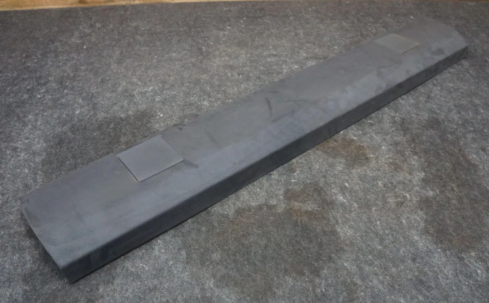 1902893-00-D Задня верхня обшивка (карнизна обшивка) REAR HEADER TRIM