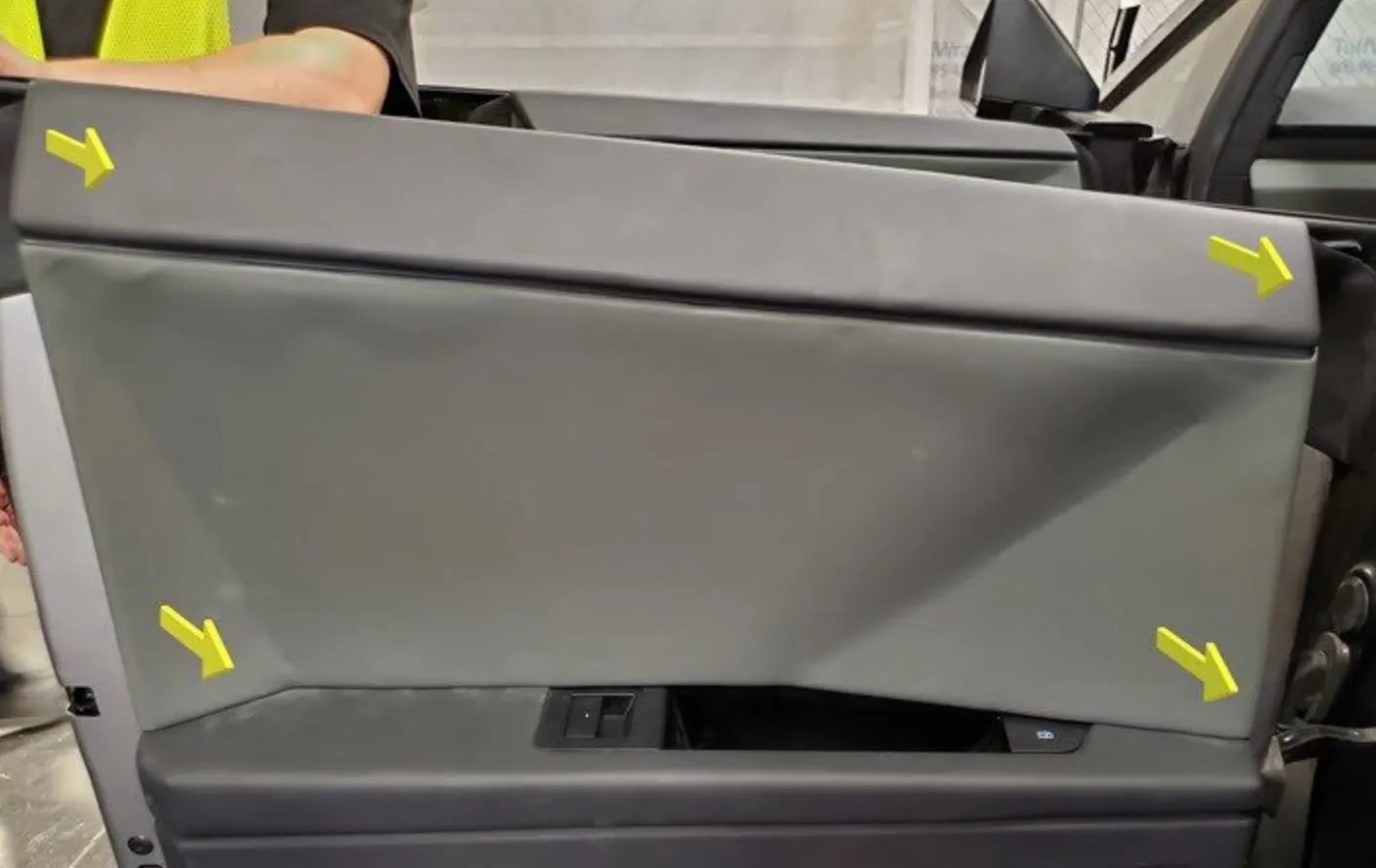 1820495-03-E Поясний молдинг — сірий — задній права сторона BELTLINE ASSEMBLY – GREY – REAR RIGHT HAND